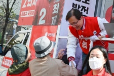 [포토] 최재형 국민의힘 서울 종로 국회의원 후보, 교남·무악동에서 주민과 함께 차량 유세 진행