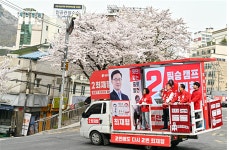 [포토] 최재형 국민의힘 서울 종로 국회의원 후보, 종로 누비며 막바지 유세 총력