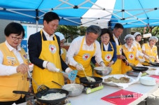 [포토] 대전 유성구 커뮤니티센터서 전통음식 만들기 체험 열려