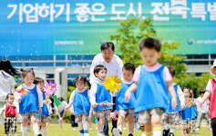 [포토] 김관영 전북도지사, 도청 소풍 온 아이들에 물개박수