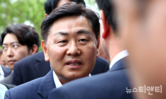 [포토] 유의식 완주군의회 의장과 대화하는 김관영 전북도지사