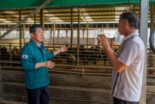 증평군, 이재영 군수...지속된 폭염특보에 연일 축산농가 현장 점검 나서
