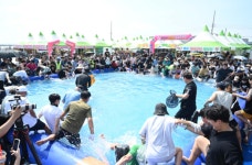 [포토] 제29회 홍성 남당항 대하축제를 즐기는 관광객들