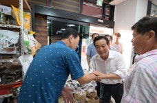 [포토] 백성현 논산시장, 추석 명절 맞아 전통시장 방문