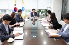 시민들이 직접 만든 2025 세종교육 정책제안서 교육청에 전달
