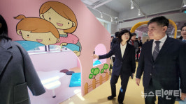 [포토] 새단장한 금구도서관 둘러보는 정성주 김제시장