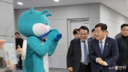 마임금천시흥지사 | [포토] 익산시 마룡이 "김관영 도지사님 여기 보세요"