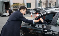 [포토] 출근길, 장미빵 나눠주는 윤건영 충북교육감