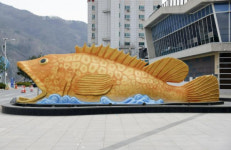 단양군, 황금쏘가리 조형물 새 단장…묵은 때 벗은 쏘가리