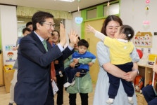 윤건영 충북교육감, 도교육청 아이사랑 어린이집 어린이날 기념행사 참석