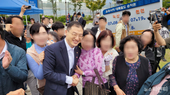 [포토] 이재명 익산 유세현장서 환영받는 김상욱 의원
