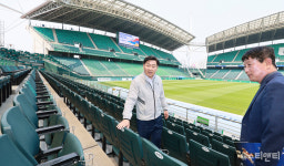 [포토] 관람석 충분할까?... 전주월드컵경기장 점검하는 김관영 전북도지사