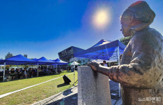 [포토] 기림의날 기념식 지켜보는 익산역 광장 평화의 소녀상