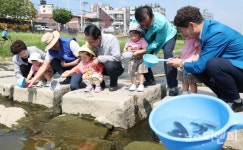 대전 동구, 어린이들과 대전천에 토종어류 3만 마리 방류