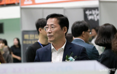 [포토] 진로·진학 박람회 둘러보는 정성환 익산교육지원청 교육장