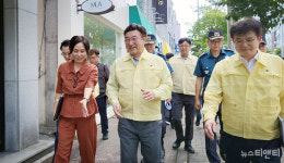 [포토] 익산 궁동초 주변 점검하는 윤호중 장관