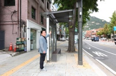 여봉무 종로구의원, 신교동 버스정류장 가림막 현장 점검