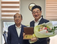 조규선 서산장학재단 이사장, 성기동 제33대 서산교육장에게 감사패 전달