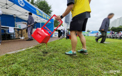 [포토] 물 퍼내는 익산 반려동물 문화축제