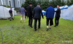 [포토] 바지 치켜들고 이동하는 김미선 익산시의원