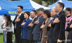 [포토] 태극기 없는 허공에 경례하는 최재용 익산시 부시장
