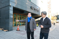 여봉무 종로구의원, 교남동 평동교회 주차장 앞 차선 변경 완료 현장 점검