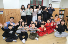 충북교육청, 설 맞아 아동복지시설 방문… 민속놀이 즐기며 온정 나눠