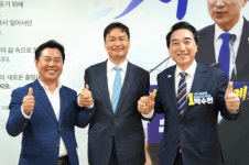 박수현 충남지사 후보, 공주·부여·청양 국회의원 보궐선거 출마 김영빈 변호사와 맞손