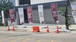 힐스테이트 시흥더클래스, 견본주택 광고물 논란