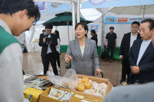 송미령 장관, 서울광장 농·축산물 직거래장터 방문