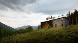 예산 부족해 부지의 3분의1만 활용해 지은 주택