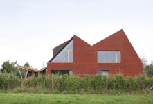 산맥 연상되는 박공지붕이 매력적인 빨간벽돌집