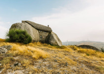 원시인 문 열고 나오겠네…세계에서 가장 이상한 집