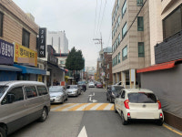 도시재생? 사이비지! 뜬금없는 건물에 주민들 부글부글