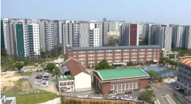 헉, 여중 화장실이 훤히 보여요…새 아파트 입주하곤 경악