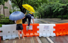 넘어오지 마! 말뚝에 철조망까지…강북 아파트에 무슨 일이