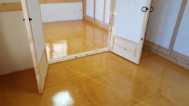 한국 집 방바닥에 유난히 노란 장판이 많이 깔린 이유