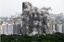 10초만에 와르르…인도 불법 건축물의 최후