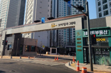 어라, 왜 저기에;;…검단 아파트 문주에 떡하니 붙은 부동산 간판