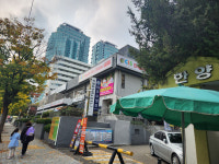 50년 이웃의 배신…롯데슈퍼, 돈 더달라며 여의도1호 재건축 발목