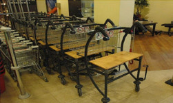 쇼핑카트에 돋보기만 붙여도…마트에 80대 넘쳐 시니어 친화 설계 주목