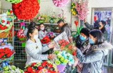 북한 매체들이 전한 북한의 새해맞이…꽃상점, 꽃방, 꽃매대 등 분위기 띄워  