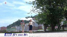 [포토] 이어지는 폭염에 양산 쓴 북한주민들 