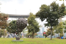 [르포]어쩌다 한강에서 만난 지붕없는 야외 미술관, 크라운해태의 2023 한강조각프로젝트에서