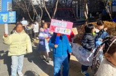 거제 서강유치원, 원아들과 덕포 일대서 환경 캠페인 진행