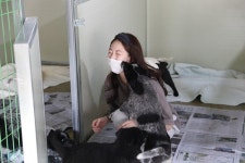 (주)비엠스마일-공승연 정연 자매 5,000여만원 반려동물용품 안성 평강공주 보호소에 기부