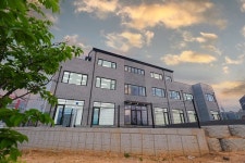 전원주택 전문 홈트리오(주), 안성시 공도읍 240평 근린생활시설(상가) 완공