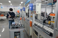 티이코리아 경산2공장 | 5G 기술로 1만km 떨어진 유럽서 경산 공장설비·로봇 관제
