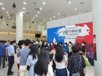 연극 레미제라블에 몰린 인파.. 장발장과 함께 사랑과 희망을 노래하다