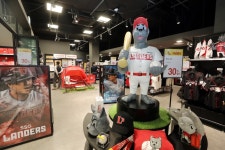 스마트팜-참치 해체쇼-랜더스 락커룸 별게 다 있다..... 이마트 연수점 혁신 리뉴얼 개장